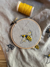 Load image into Gallery viewer, Rustic Wool Thread Set - Bees
